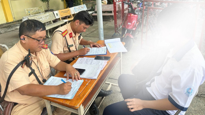 Nhiều học sinh đã được kiểm tra và nhắc nhở về vi phạm trong việc điều khiển xe máy phân khối lớn nhưng chưa đủ tuổi, chưa có GPLX theo quy định.
