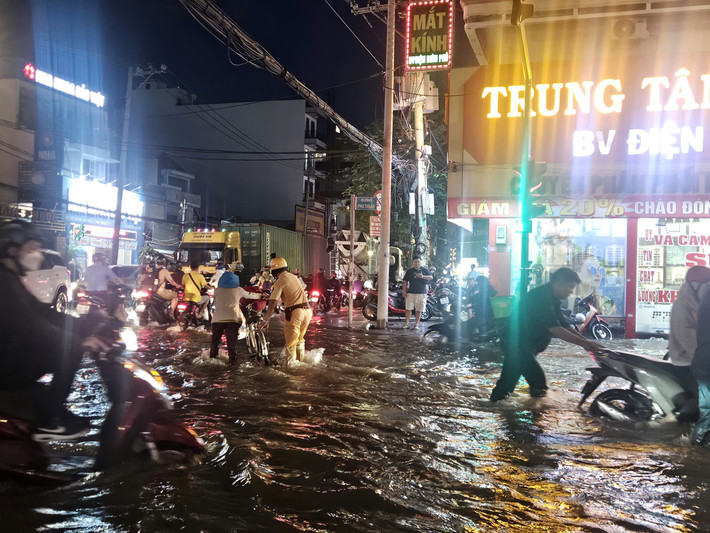 Nhiều lực lượng thuộc CSGT, Công an xã, phường, lực lượng Thanh niên xung phong, An ninh cơ sở, Dân phòng... được điều động để hỗ trợ, hướng dẫn người dân.