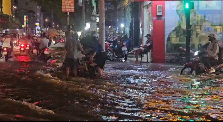 Dù không nằm trong vùng tâm bão số 13 Kalmaegi, TP HCM vẫn được cảnh báo chịu ảnh hưởng gián tiếp mưa lớn kết hợp triều cường đạt mức lịch sử...
