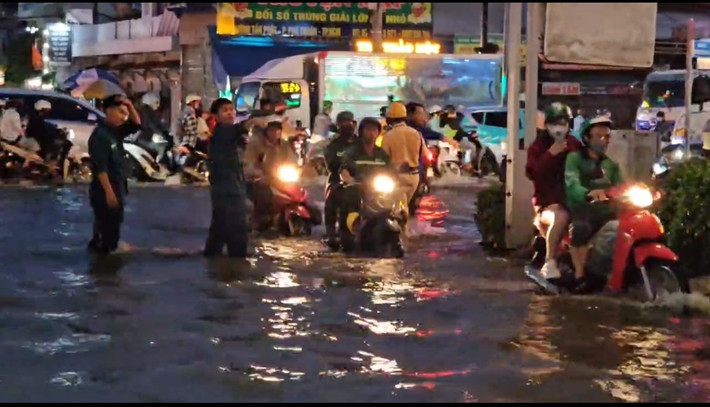 Càng về tối, tình trạng ngập càng nặng khiến người dân di chuyển vô cùng khó khăn. Các lực lượng căng mình giúp đỡ người dân...
