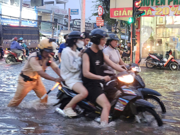 Bộ Tư lệnh và Công an TP HCM cùng các đơn vị liên quan đã được yêu cầu chuẩn bị sẵn sàng về nhân lực, phương tiện để cứu hộ, cứu nạn khi có tình huống.