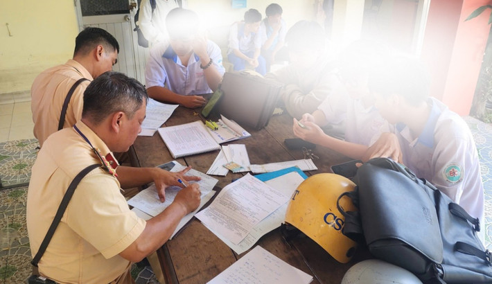 Các bãi giữ xe tự phát xung quanh các trường học cũng bị kiểm tra; lập biên bản vi phạm.