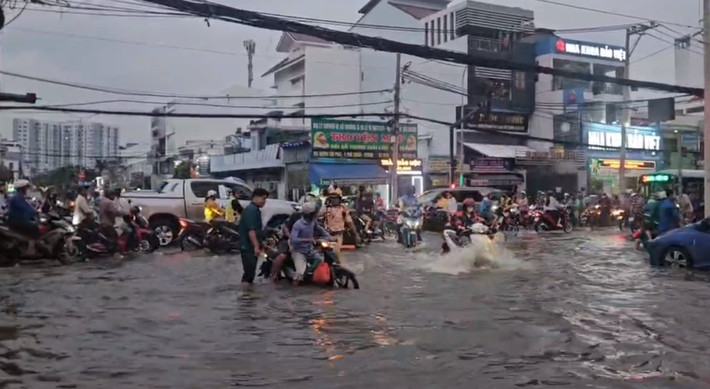 Nhiều xe chết máy, người dân phải dắt bộ qua đoạn ngập