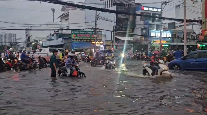Đúng vào giờ cao điểm chiều 6/11, hàng loạt tuyến đường ở TP HCM chìm trong biển nước. nặng nề nhất là khu Nam TP HCM (Nhà Bè, quận 7 cũ) xe cộ bì bõm lội giữa "biển nước" ngập hớn nửa bánh xe máy.