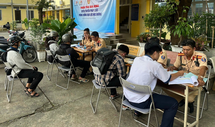 CSGT Rạch Chiếc phối hợp Công an phường Tam Bình tổ chức chuyên đề kiểm tra, xử lý học sinh chưa đủ tuổi, chưa có GPLX đúng hạn điều khiển xe môtô phân khối lớn...
