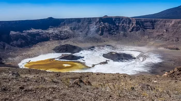 Miệng núi lửa này nằm tại trung tâm của núi lửa Trou au Natron, một ngọn núi lửa khổng lồ tại sa mạc Sahara.