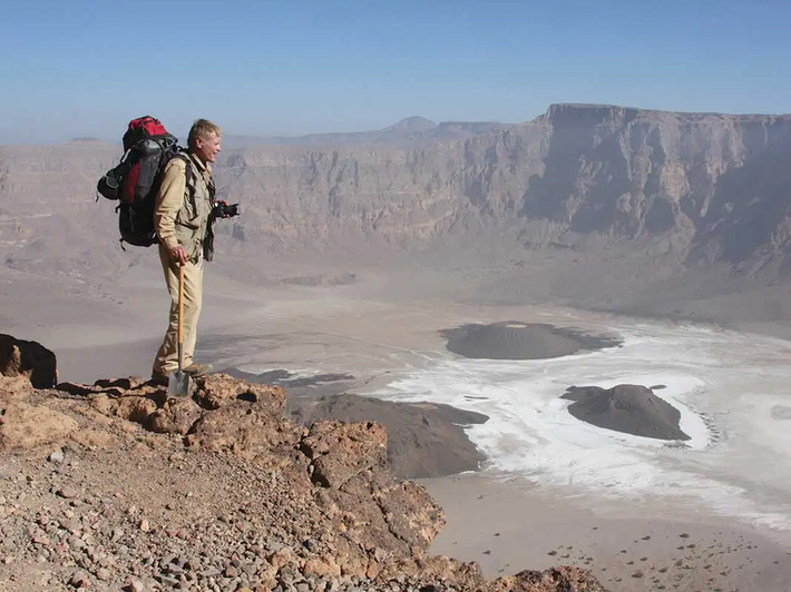 Các ngọn đồi hình nón dốc xung quanh miệng núi lửa là kết quả của những hoạt động địa chất kéo dài hàng triệu năm. Vùng tối ở bên trái của hình ảnh là do vành địa chất cao của miệng núi lửa tạo ra.