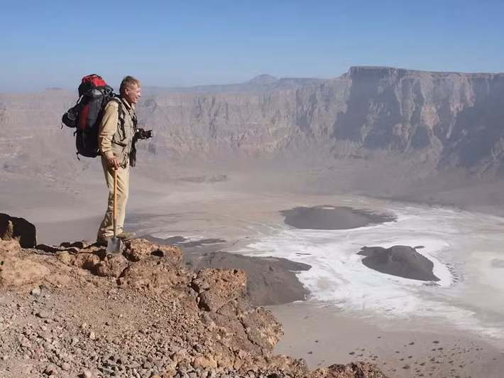 Các ngọn đồi hình nón dốc xung quanh miệng núi lửa là kết quả của những hoạt động địa chất kéo dài hàng triệu năm. Vùng tối ở bên trái của hình ảnh là do vành địa chất cao của miệng núi lửa tạo ra.