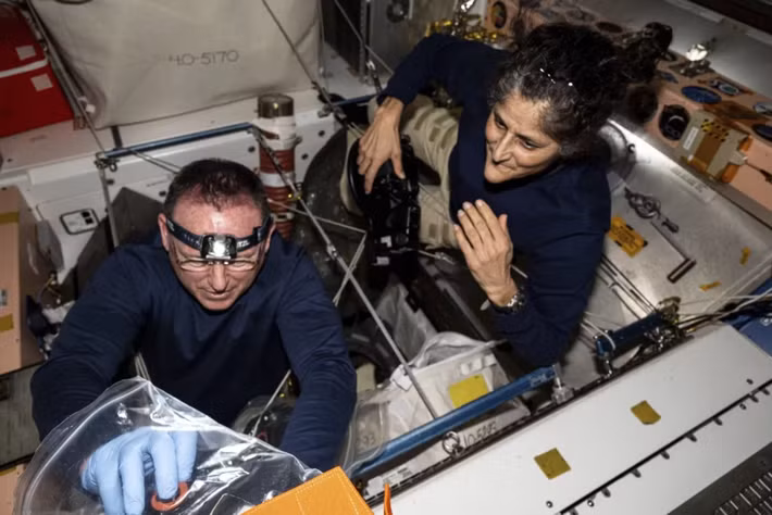 Một trong những mối lo ngại lớn nhất khi bị kẹt lại trên ISS là vấn đề về nguồn cung cấp. Các phi hành gia cần đủ thực phẩm, nước uống và oxy để duy trì sự sống. Trong trường hợp khẩn cấp, các tàu vũ trụ tiếp tế từ Trái Đất sẽ được gửi lên để cung cấp các nhu yếu phẩm cần thiết. Tuy nhiên, việc này đòi hỏi sự phối hợp chặt chẽ và kịp thời từ các cơ quan không gian như NASA và ESA.