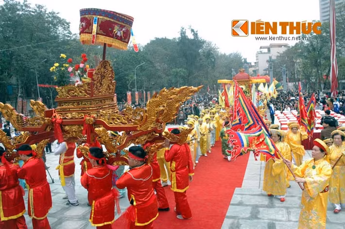 Đoàn người rước kiệu làm lễ chiến thắng Ngọc Hồi - Đống Đa tiến vào...