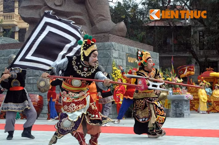 Bên cạnh lễ rước kiệu, lễ hội Gò Đống Đa năm nay còn thu hút đông đảo người dân với màn tái hiện chiến thắng Ngọc Hồi lịch sử của Vua Quang Trung - Nguyễn Huệ hơn 200 năm trước.