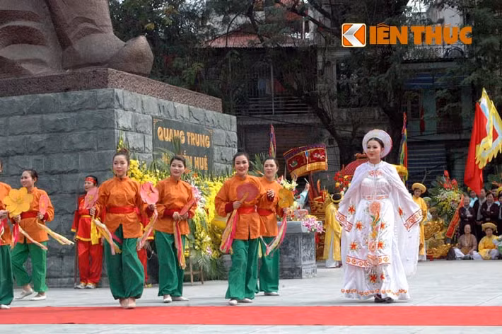 Mùa xuân lại nở hoa trên mảnh đất Thăng Long.