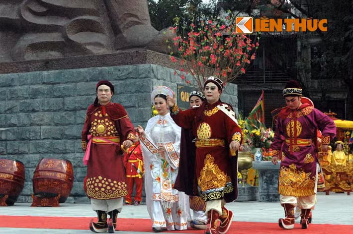 Vua Quang Trung - Nguyễn Huệ cùng công chúa Ngọc Hân và các tướng lĩnh tiến hành chúc Tết ba quân cùng người dân.