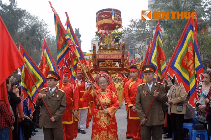  Hội Gò Đống Đa diễn ra hằng năm vào ngày mùng 5 Tết Nguyên đán tại Gò Đống Đa, phường Quang Trung, quận Đống Đa, Hà Nội. Đây là lễ hội chiến thắng, được tổ chức để tưởng nhớ chiến công lẫy lừng của Vua Quang Trung - người anh hùng trong lịch sử chống giặc ngoại xâm của dân tộc. Trong ảnh là kiệu rước Vua Quang Trung...