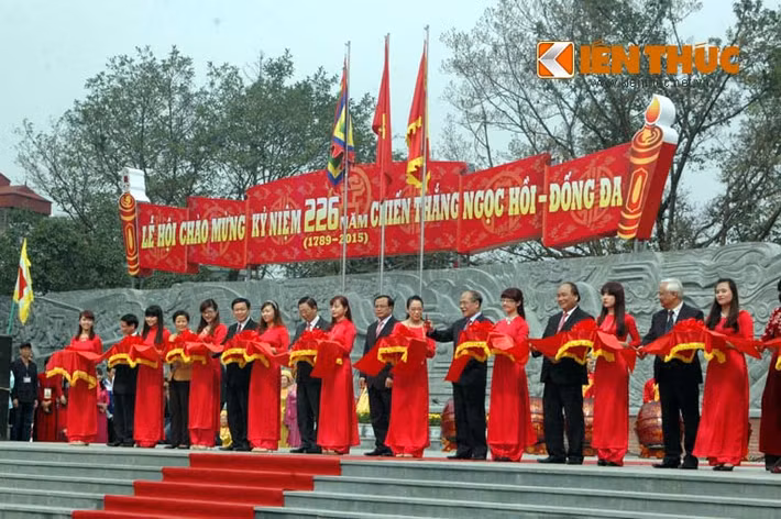 Các vị lãnh đạo Đảng, Nhà nước cắt băng khánh thành việc tái tạo khu di tích Gò Đống Đa.