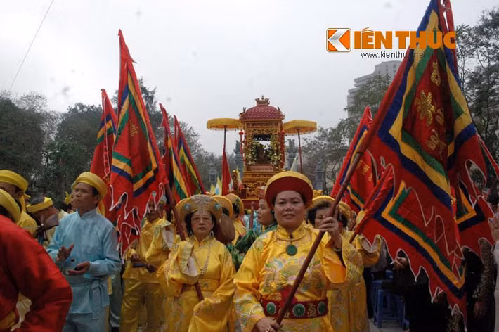 Kiệu Công chúa Ngọc Hân được đưa vào khu vực hành lễ, theo sau kiệu Vua Quang Trung.