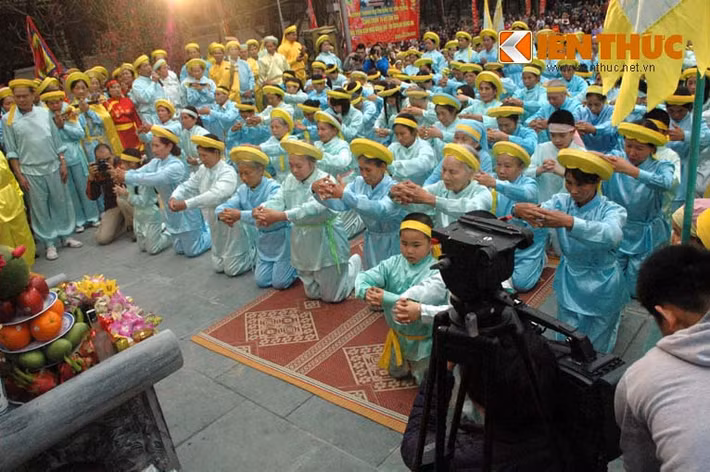 Tiến hành tế lễ.