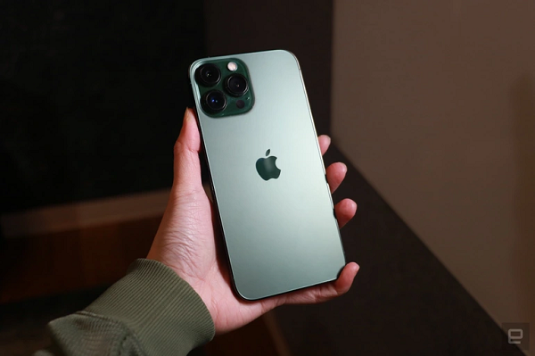 Đồng thời, màu sắc xanh lá của iPhone 13 series cũng thay đổi theo góc nhìn của từng người nên cũng tạo ra sự thú vị nhất định. Ảnh Engadget.