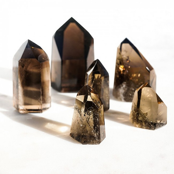 Tên khoa học của thạch anh khói là Smokey Quartz. Tuy nhiên, hiện nay trong giới kim hoàn, người ta vẫn hay gọi thạch anh khói là “Rauch”, có nghĩa là khói, hay “Rauchtopas” nghĩa là Topas ám khói, 2 từ được bắt nguồn từ tiếng Đức.