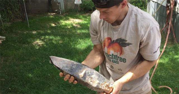 Qua kiểm tra, chuyên gia cho biết đây chính là đá thạch anh khói, cũng rất đáng tiền và thường được dùng để chế tạo đồ trang sức. Chẳng ngờ rằng những hòn đá nhặt bừa trong đống đồ bỏ đi kia lại có ẩn chứa một điều bất ngờ giá trị tới vậy.