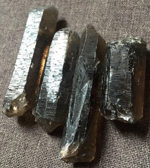 Thạch anh khói được hình thành trong tự nhiên với màu nâu lấp lánh ánh vàng kim, có lẫn tạp chất turin tạo nên hiệu ứng tỏa ánh sao về nhiều hướng.