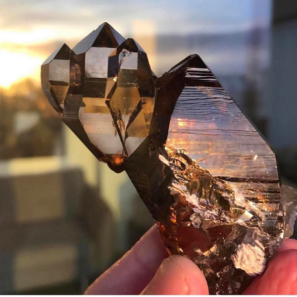 Hiện nay loại thạch anh khói được sử dụng phổ biến để chế tác thành các sản phẩm trang sức như dây chuyền, vòng tay… Hiện nay loại thạch anh khói giá trị nhất chính là thạch anh khói ánh sao.