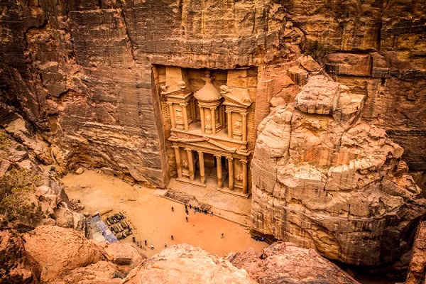Petra, Jordan là công trình kiến trúc bí ẩn cao hơn 900 mét so với mực nước biển được nằm ẩn trong những tảng đá. Những người tạo ra nó đã phải rất kiên nhẫn khi đục đẽo cả khối đá lớn để tạo nên một kiệt tác như thế.