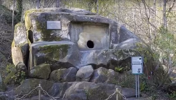 Dolmen Volkonsky là công trình nổi tiếng, nằm ở vùng núi Sochi đã vài nghìn năm tuổi. Các nhà khoa học và mọi người vẫn tranh cãi mục đích của vật thể này là gì. Câu hỏi lớn nhất được đặt ra là người cổ đại dùng cách nào và dùng công cụ gì để đào được một căn phòng rộng rãi trong tảng đá khổng lồ.