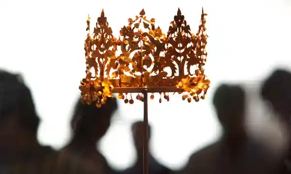 Số lượng lớn các đồ vật quý giá được tìm thấy trong các ngôi mộ đã khiến các nhà khảo cổ học không khỏi ngạc nhiên, đặc biệt là chiếc vương miện bằng vàng tinh xảo được tìm thấy trong ngôi mộ thứ 6.