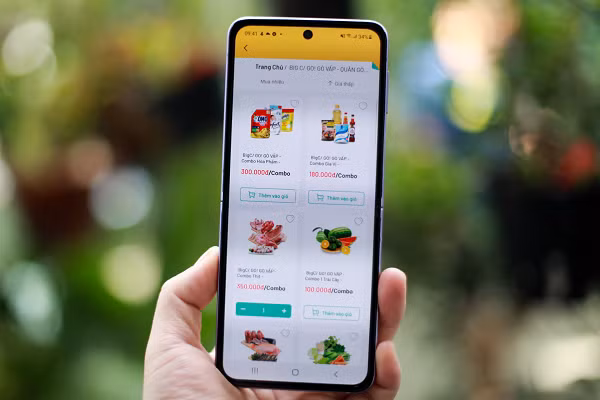 Lực lượng cơ quan chính quyền địa phương và tình nguyện viên đã triển khai nhiều biện pháp để tiếp nhận và đáp ứng nhu cầu cung cấp thực phẩm cho người dân.
