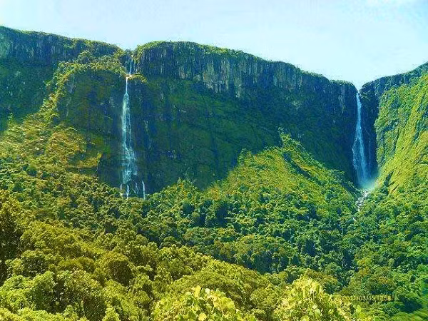 Hai con đập Osborne và Gokwe được xây dựng ở khu vực quanh núi cũng gặp phải những trở ngại. Nhiều vụ tai nạn kỳ quái, thiết bị trục trặc, và thời tiết xấu thường xuyên gây trở ngại cho các công nhân, đã có một số vụ công nhân xây dựng mất tích không để lại dấu vết.