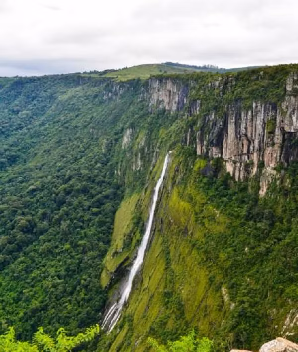 Theo những người bản xứ cùng du khách từng đến núi Nyangani, rất nhiều hiện tượng lạ đã xảy ra tại đây như la bàn và các thiết bị điện tử chạy loạn xạ và thường nổ tung, ảnh chụp sẽ không hiển thị chính xác, thời tiết diễn biến kì lạ không sao dự báo trước được.