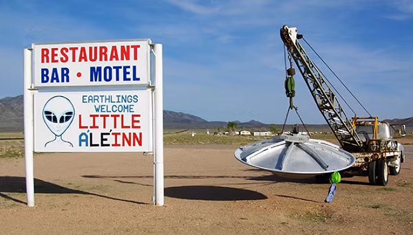 Nằm giữa căn cứ không quân Nellis và Hill, đông Nevada, Mỹ được cho là ghi nhận nhiều hoạt động bất thường của UFO. Cư dân ở đây cho biết, gần đây tần suất nhìn thấy UFO ngày càng nhiều. MUFON thậm chí còn tổ chức một buổi thuyết trình về UFO tại thành phố Ely của tiểu bang này.