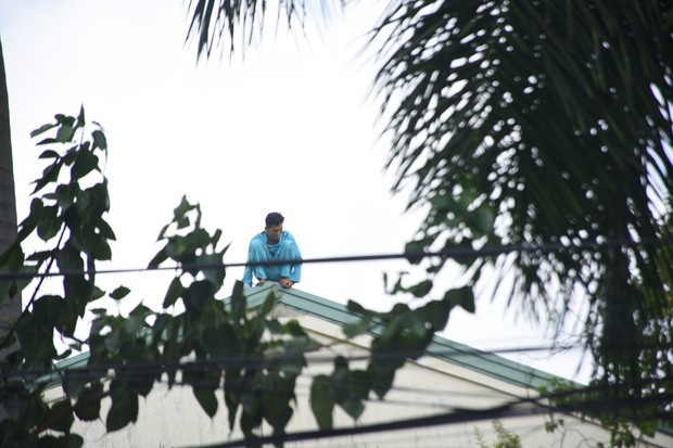 Chưa dừng lại ở đó, khoảng 8h sáng 29/11, người đàn ông này lại tiếp tục lên cơn loạn thần và leo lên nóc dãy nhà E của bệnh viện Đà Nẵng.