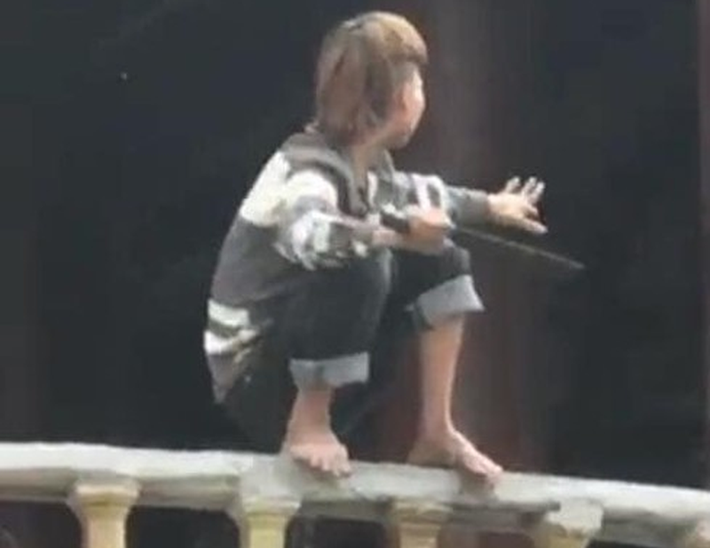 Nam thanh niên ngáo đá trèo lên lan can chùa, tự chặt nhiều ngón tay: Khoảng 9h sáng 16/11, người dân phát hiện Lý Mạnh Hùng (SN 1996, trú tại xã Chi Thiết, huyện Sơn Dương, tỉnh Tuyên Quang) có dấu hiệu "ngáo đá" cầm dao trèo lên lan can chùa Phúc Long (thị trấn Trâu Quỳ, huyện Gia Lâm, Hà Nội) la hét, cầm dao tự chặt vào nhiều ngón tay của mình.