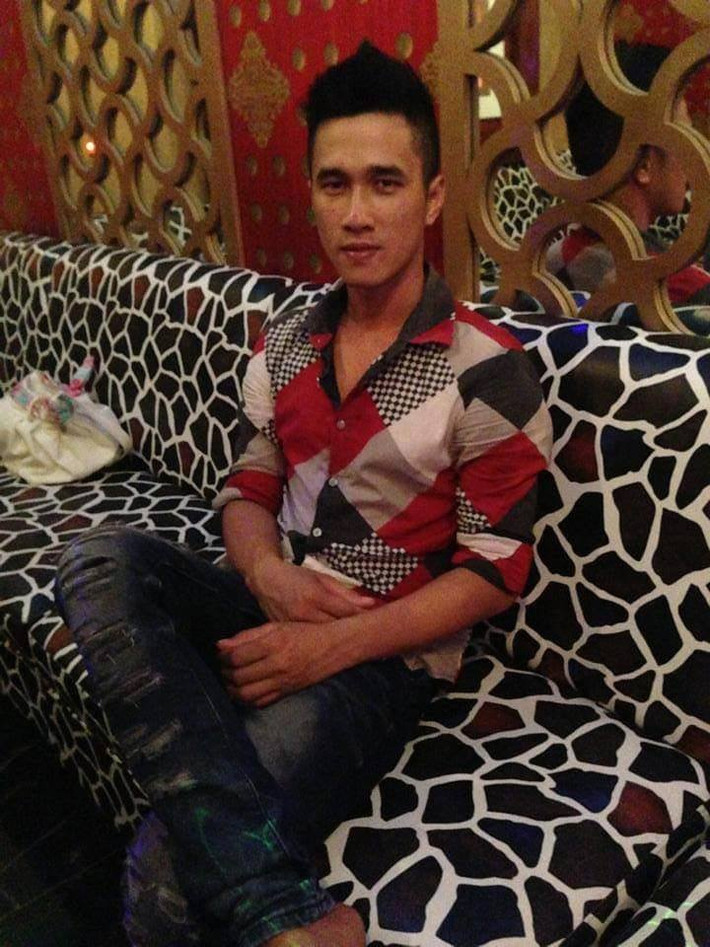 Thanh niên ngáo đá sát hại 3 người thân tử vong: Khoảng 11h ngày 2/5, Trương Tính (29 tuổi, ngụ quận Bình Tân, TP HCM) đi chơi về nhà trên đường Chiến Lược, phường Bình Trị Đông, quận Bình Tân, TP HCM, tại đây, người thân trong gia đình phát hiện Tín có biểu hiện như người ngáo đá nên đã vội đem dao kéo đi cất. (Ảnh: Danviet)