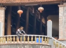 Đến khoảng 14h chiều cùng ngày (16/11), nam thanh niên đã bị lực lượng chức năng khống chế và đưa xuống dưới đất an toàn, sau đó đưa vào Bệnh viện đa khoa Gia Lâm để sơ cứu trước khi đưa về trụ sở công an.