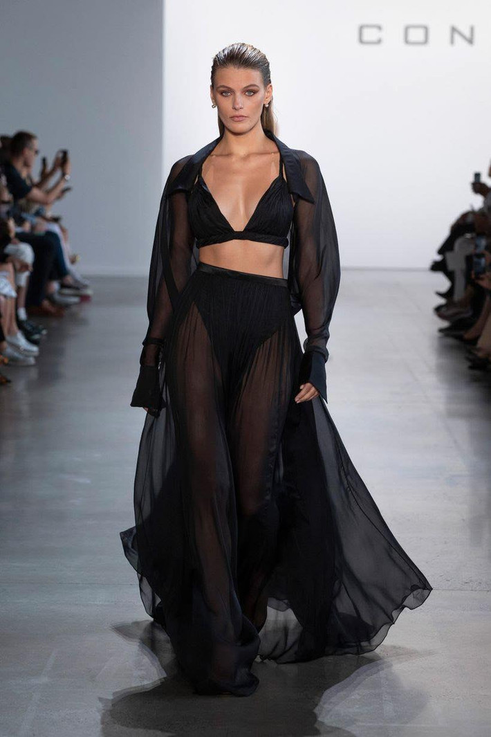 Đây là thiết kế nằm trong bộ sưu tập Cong Tri Xuân Hè 2020 được trình diễn tại New York Fashion Week.