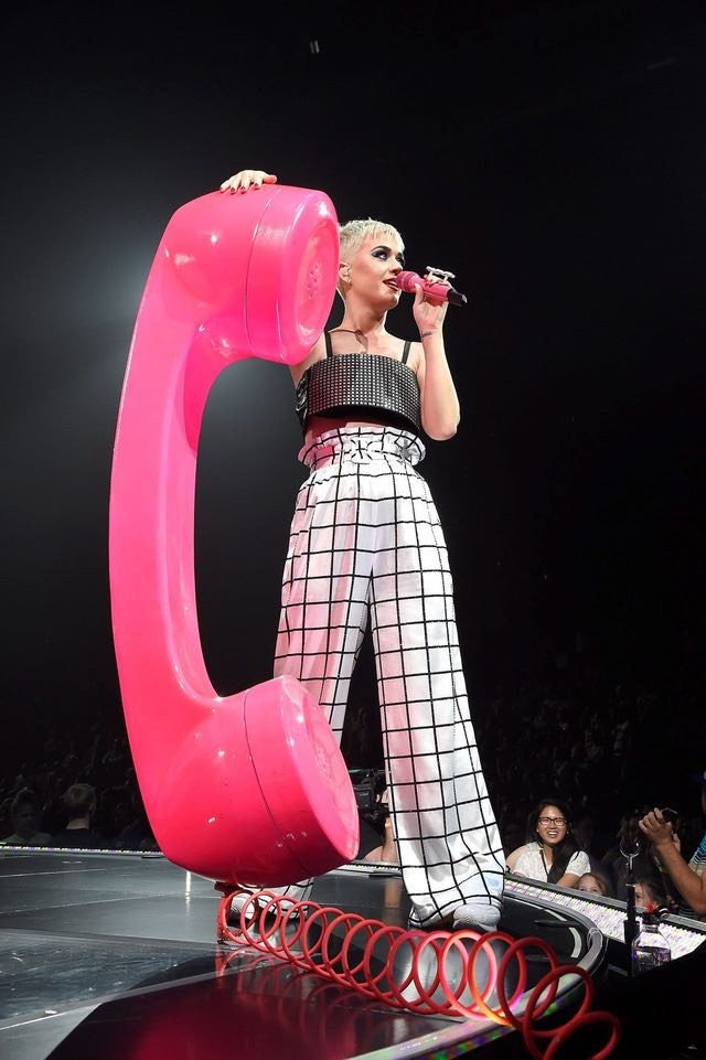 Trong tour diễn "Witness The Tour" năm 2017, Katy Perry đã đặt 3 bộ trang phục của NTK Công Trí.