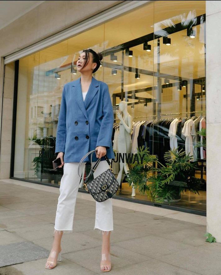 Khi lại thanh lịch, kín đáo như cô nàng công sở chính hiệu.