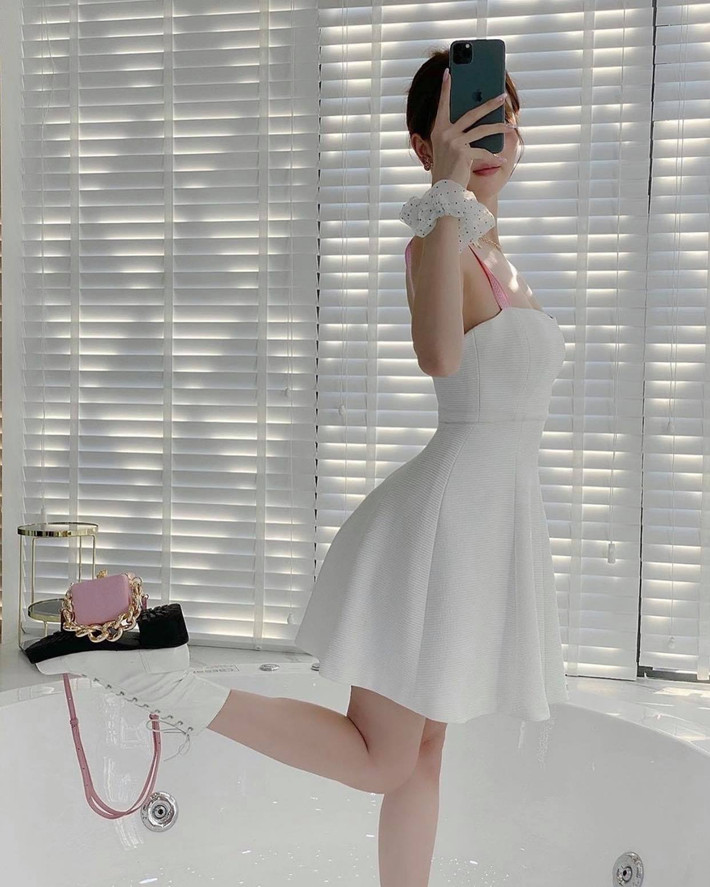 Dễ thương, bánh bèo khi diện váy xòe trắng cùng chiếc túi ồng đáng yêu hết nấc.