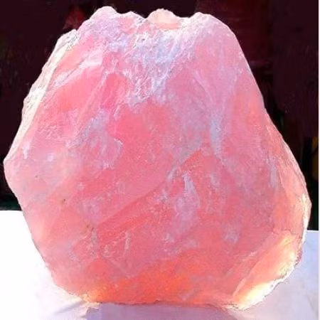 Tiểu Dương đăng hình ảnh viên đá lên mạng xã hội, thu hút sự chú ý lớn từ cộng đồng và giới sưu tầm đá cảnh.(Ảnh: Mogi)