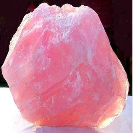 Tiểu Dương đăng hình ảnh viên đá lên mạng xã hội, thu hút sự chú ý lớn từ cộng đồng và giới sưu tầm đá cảnh.(Ảnh: Mogi)