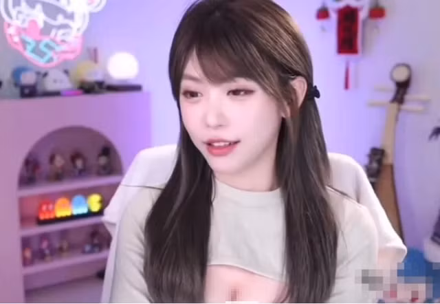 Luo Xin hé lộ khả năng sẽ tạo ra nhiều nội dung "gợi cảm hơn" trong tương lai, nhằm thu hút khán giả. Sự nghiệp của Luo Xin gần đây gặp nhiều khó khăn do các rắc rối hậu trường và chỉ trích từ cộng đồng.(Ảnh: Gamek)