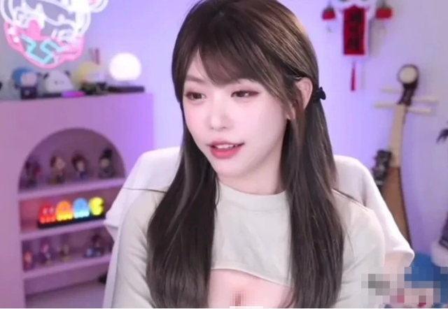 Luo Xin hé lộ khả năng sẽ tạo ra nhiều nội dung "gợi cảm hơn" trong tương lai, nhằm thu hút khán giả. Sự nghiệp của Luo Xin gần đây gặp nhiều khó khăn do các rắc rối hậu trường và chỉ trích từ cộng đồng.(Ảnh: Gamek)