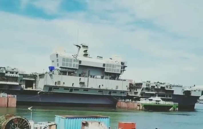 Quá trình thiết kế tàu sân bay này đã được Ấn Độ bắt đầu từ năm 1999 và việc đặt lườn được diễn ra vào năm 2009. Dự tính ban đầu của Ấn Độ cho rằng chỉ tới ngày 29/12/2011, tàu sân bay INS Vikrant sẽ được ra khỏi ụ nổi và tới năm 2013 sẽ được hạ thuỷ. Nguồn ảnh: QQ.