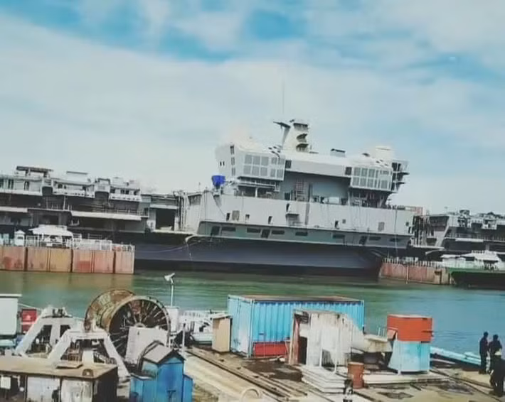 Mặc dù được hạ thuỷ đúng tiến độ vào năm 2013 nhưng mọi công việc sau đó lại là một mớ hỗn độn với rất nhiều sự cố kỹ thuật nối tiếp nay khiến việc hoàn thành con tàu này ngày càng bị đẩy lùi thời hạn. Nguồn ảnh: QQ.