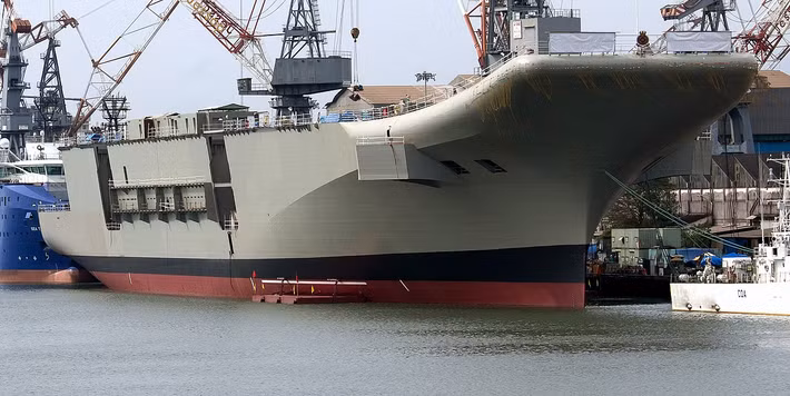 Tàu có kha rnawng mang theo được tối đa từ 30 tới 40 máy bay các loại. Theo lý thuyết thì INS Vikrant sẽ mang theo 26 máy bay MiG-29K kèm theo đó là 10 trực thăng Kamov Ka-31. Nguồn ảnh: QQ.