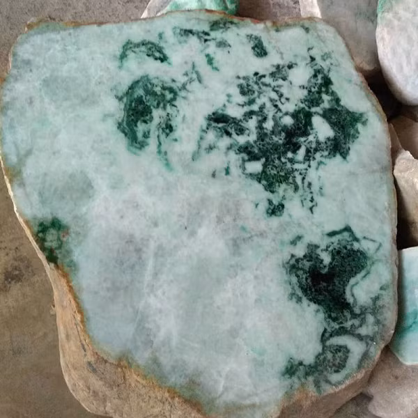 Vì vậy, họ nhận định viên ngọc phỉ thúy thô này có thể được gọi là "ngọc quốc bảo". Một viên nguyên thạch phỉ thúy có thể mở giá từ 100.000 đến 1.000.000 NDT (khoảng từ 280 triệu đến 2,8 tỷ VND).