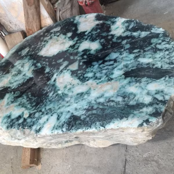 Ngọc Phỉ Thúy (jadeite) còn gọi là cẩm thạch, ngọc Miến Điện, ngọc cứng. Nó có màu xanh, đôi lúc có màu vàng, tím, đen, đỏ, trắng trong đó sắc đỏ gọi là Phỉ, sắc xanh gọi là Thúy.